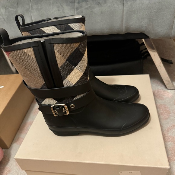 Burberry rain boots in awesome condition. Comes with the box no dustbag. Size 38 - Picture 7 of 9